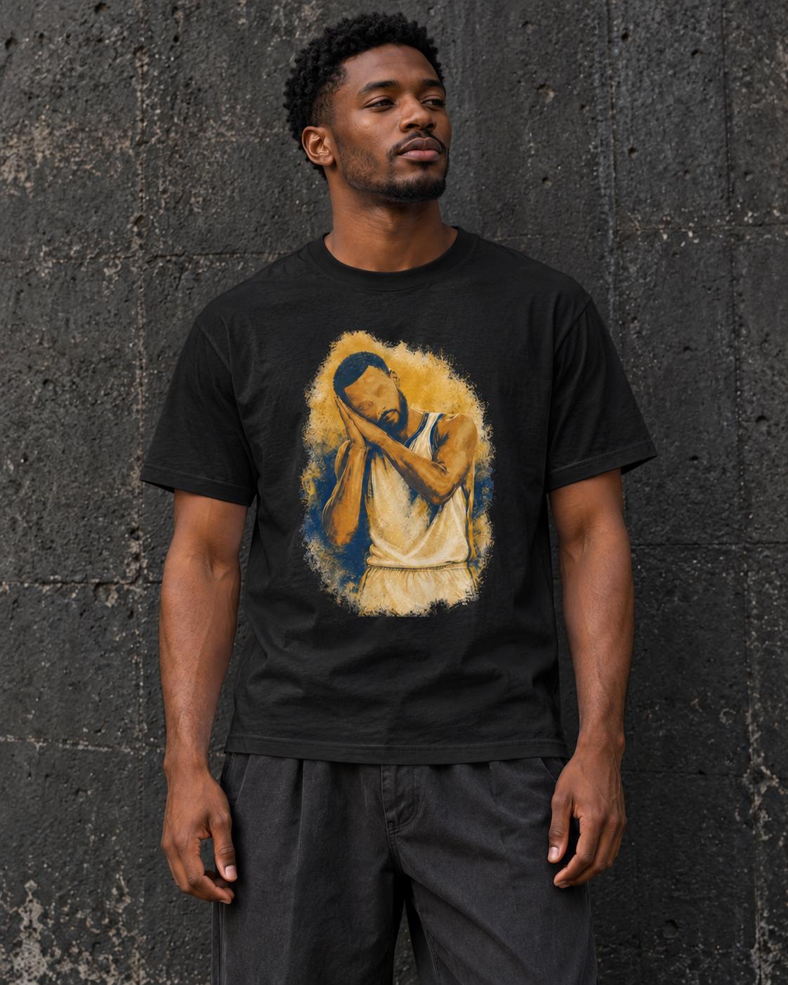 REKOGN Night Night, T-shirt noir porté sur fond de béton sombre — mockup